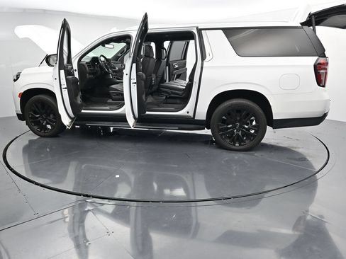Used 2021 Chevrolet Suburban LT RWD image 28