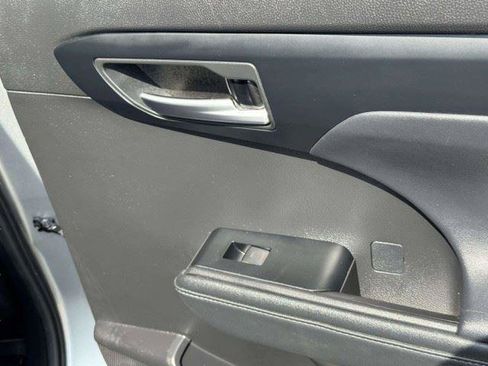 Used 2021 Toyota Highlander XLE AWD/4WD image 52