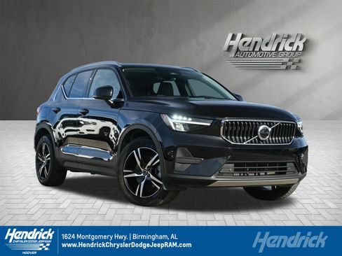 Used 2025 Volvo XC40 B5 Core image 1