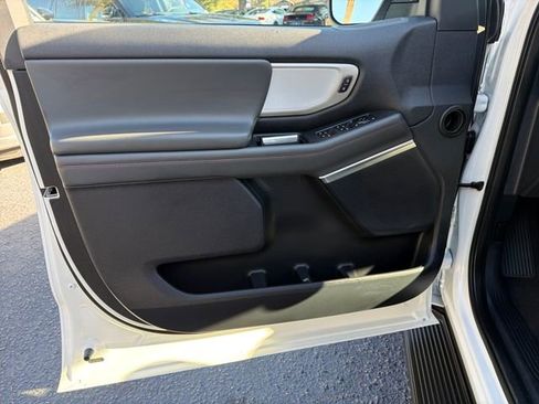 Used 2025 Ford Expedition Active image 12