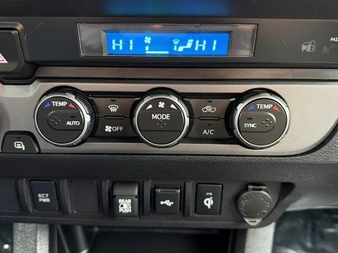 Used 2022 Toyota Tacoma TRD Sport image 23