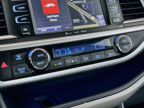 Used 2016 Toyota Highlander Limited Platinum FWD image 13