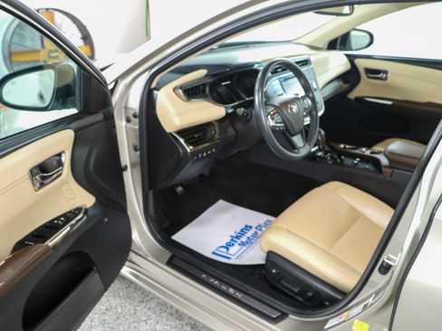 Used 2017 Toyota Avalon Limited FWD image 3