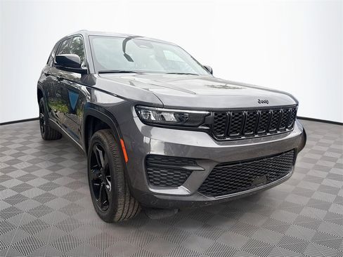 Used 2024 Jeep Grand Cherokee Altitude image 4