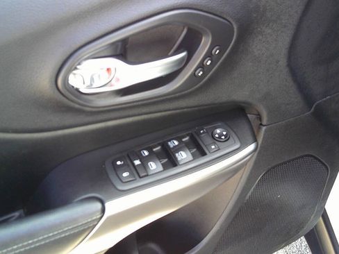 Used 2020 Jeep Cherokee Limited AWD/4WD image 19