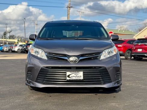 Used 2020 Toyota Sienna LE image 2