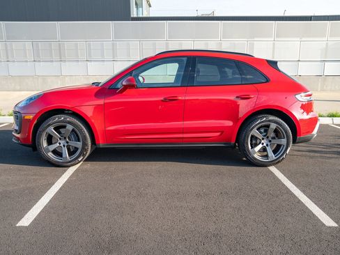 Certified 2022 Porsche Macan AWD/4WD image 2