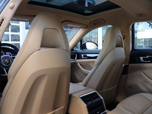 Used 2018 Porsche Panamera 4 image 40