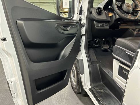 Used 2025 Mercedes-Benz Sprinter 2500 image 21