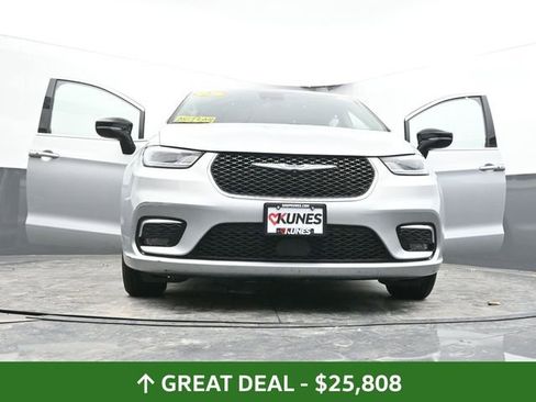 Used 2024 Chrysler Pacifica Touring-L image 70