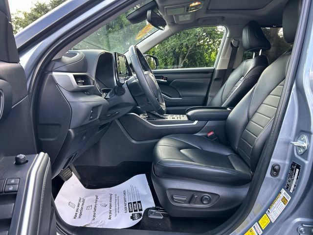 Used 2022 Toyota Highlander XLE AWD/4WD image 21