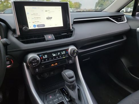 Used 2025 Toyota RAV4 XLE FWD image 22