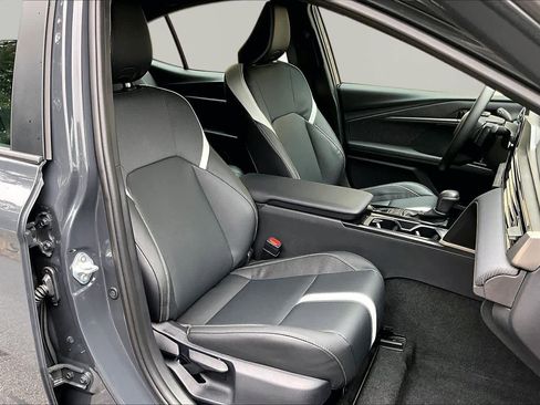 Used 2026 Toyota Camry SE w/ Convenience Package FWD image 9
