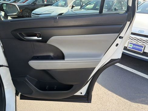 Used 2021 Toyota Highlander XLE image 11