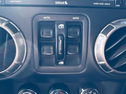 Used 2018 Jeep Wrangler Unlimited Sahara image 34