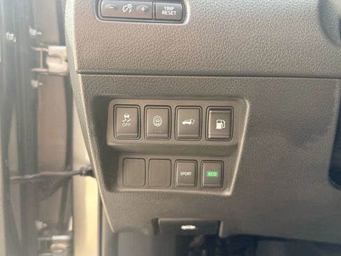 Used 2020 Nissan Rogue SV image 12