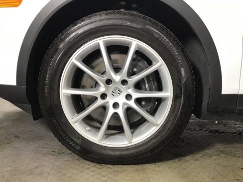 Certified 2024 Porsche Cayenne AWD/4WD image 12