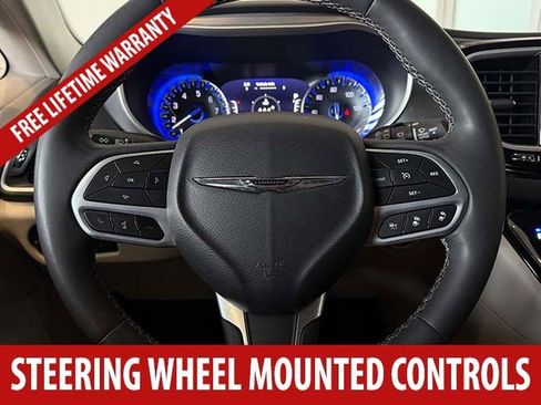 Used 2023 Chrysler Pacifica Touring-L FWD image 11