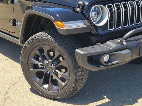 Used 2025 Jeep Wrangler Unlimited Sahara AWD/4WD image 9