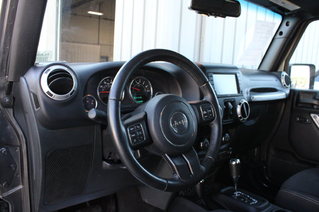 Used 2017 Jeep Wrangler Unlimited Sahara w/ Connectivity Group AWD/4WD image 2