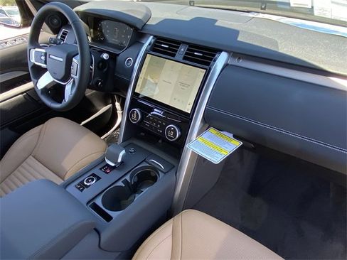 New 2025 Land Rover Discovery Dynamic SE image 12