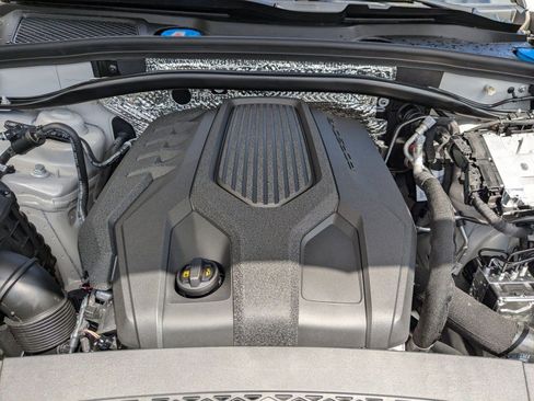 Certified 2025 Porsche Macan image 30