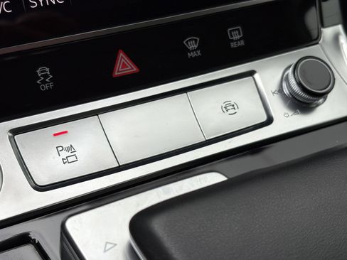 Used 2021 Audi e-tron Prestige w/ Prestige Package image 25