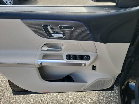 Used 2021 Mercedes-Benz GLB 250 w/ Premium Package image 12