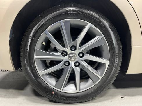 Used 2017 Lexus ES 300h w/ Luxury Package FWD image 42