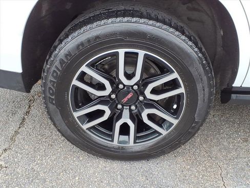 Used 2022 GMC Yukon AT4 w/ Technology Package image 11