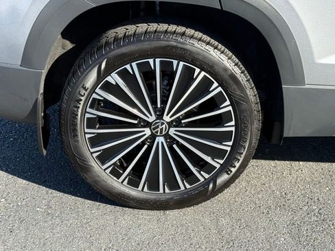 Used 2025 Volkswagen Taos SE FWD image 8