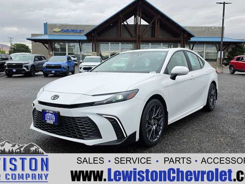 Used 2025 Toyota Camry SE AWD/4WD image 1