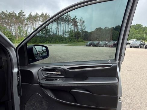 Used 2019 Dodge Grand Caravan SE FWD image 18