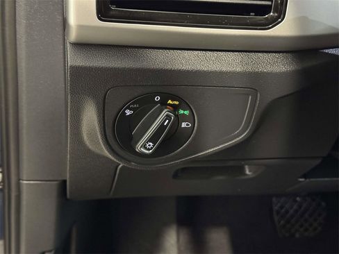 Used 2022 Volkswagen Atlas Cross Sport SE image 25