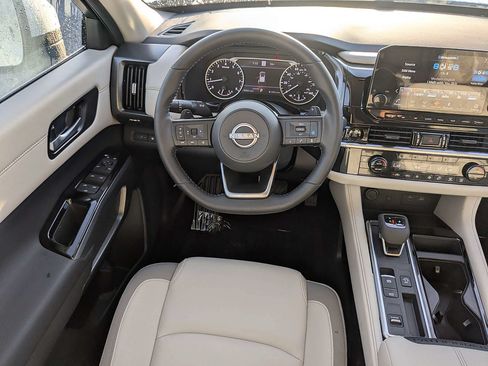 Used 2025 Nissan Pathfinder SL FWD image 18