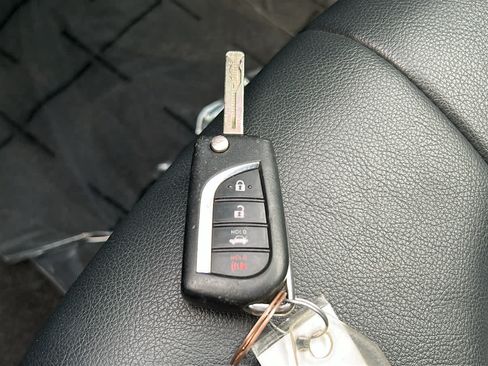 Used 2022 Toyota Camry SE FWD image 29
