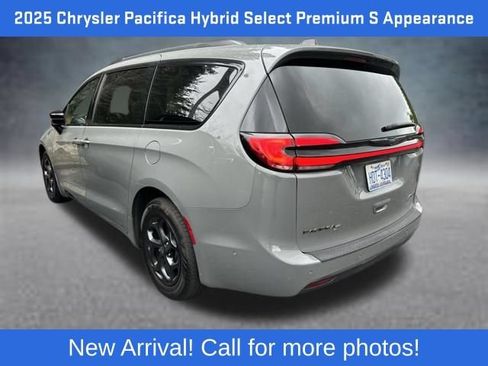Used 2025 Chrysler Pacifica Premium FWD image 3