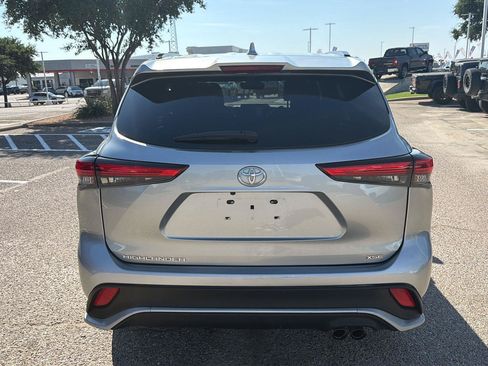Used 2022 Toyota Highlander XSE FWD image 4