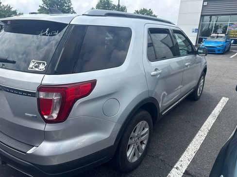 Used 2018 Ford Explorer XLT AWD/4WD image 5