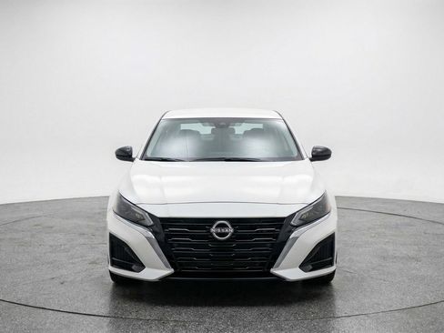 Used 2025 Nissan Altima 2.5 SV image 2