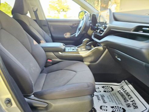 Used 2020 Toyota Highlander LE image 23