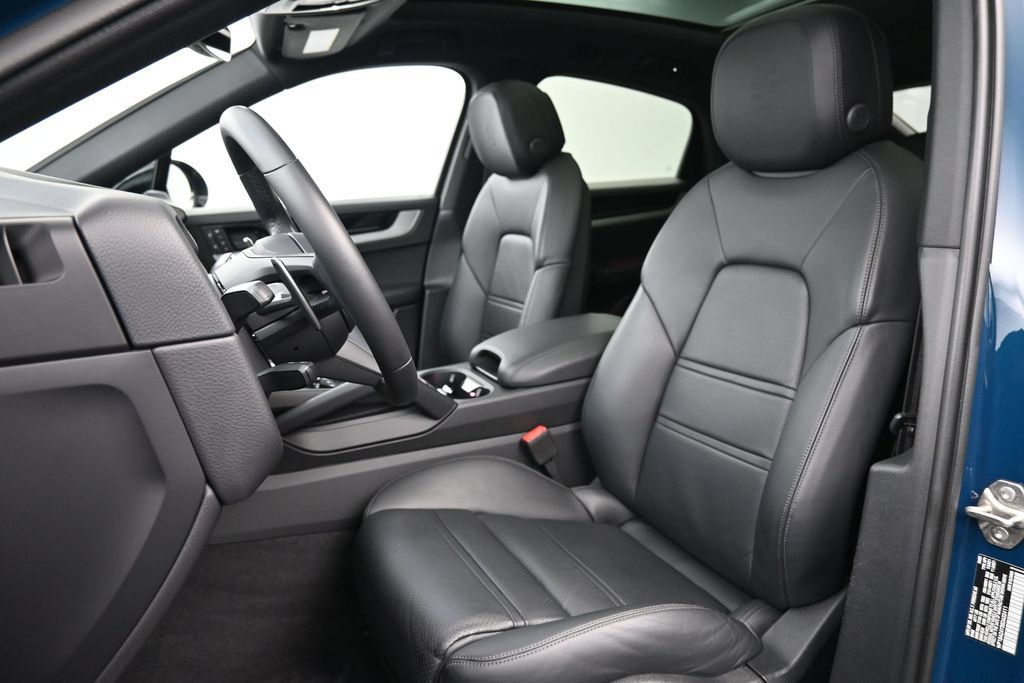 Certified 2025 Porsche Cayenne Coupe AWD/4WD image 5