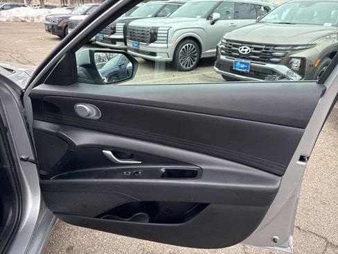 Used 2022 Hyundai Elantra SEL image 29