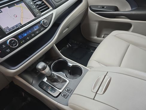 Used 2019 Toyota Highlander XLE AWD/4WD image 26