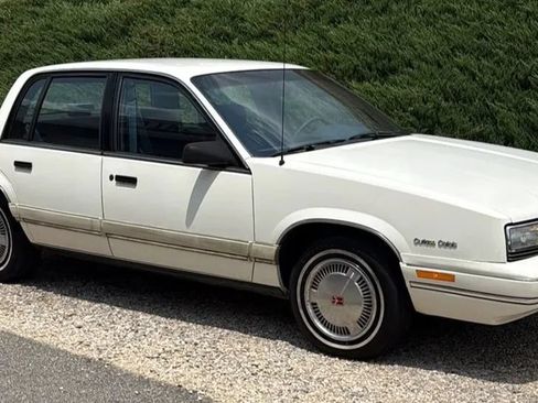 Used 1991 Oldsmobile Cutlass Calais Sedan FWD image 3