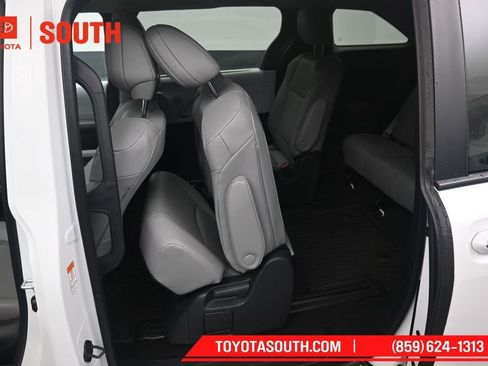Used 2025 Toyota Sienna XLE FWD image 31