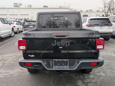 Used 2022 Jeep Gladiator Sport image 8
