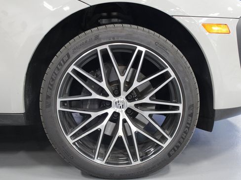 Used 2025 Porsche Macan image 13