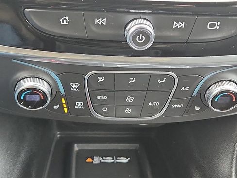 Used 2023 Chevrolet Traverse LT image 23