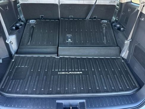 Certified 2021 Toyota Highlander XLE image 24